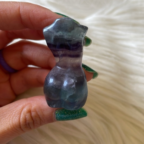 Small fluorite women’s goddess body carving - Picture 3 of 8